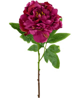 Den konstgjorda blompionen 61 cm rosa är en enda konstgjord blomma i form av en pion i mörkt rosa med skiktade kronblad och gröna blad på en brun stjälk, avbildad mot en vit bakgrund.