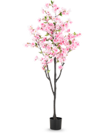 Den konstgjorda körsbärsblomman 180 cm rosa har rosa blommor och gröna blad i en liten svart kruka, mot en vanlig vit bakgrund.