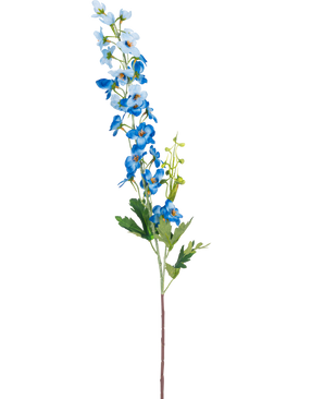Den konstgjorda blomman Delphinium 79 cm blå har en enda lång stjälk med blå blommor i klasar och gröna blad mot en vit bakgrund. Blommorna sträcker sig från ljus till djupblå längs toppen av stjälken.