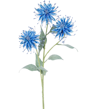 Den konstgjorda blomman Scabiosa Japonica 70 cm blå har en enda grön stjälk med tre blåa, strudiga konstgjorda blommor och flera gröna blad, mot en vanlig vit bakgrund.