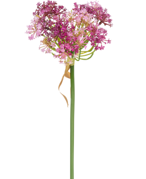 Den konstgjorda blomman Allium 60 cm lila har en hög grön stjälk med en hjärtformad klase av små rosa och lila blommor, accentuerade av ett tunt, torkat ljusbrunt blad som sitter löst runt stjälken, mot en vit bakgrund.