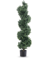 Artificiell buxbom Spiral Roman style UV 120cm är en konstgjord topiary med täta gröna spiralblad, i en enkel svart kruka och mot en vit bakgrund.