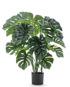 Den konstgjorda växten Monstera 90 cm har stora, kluvna gröna blad och kommer i en svart kruka, mot en vanlig vit bakgrund.