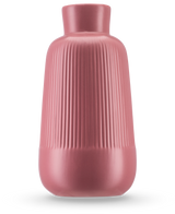 The Vase Notes 25 cm gammalrosa har en matt keramisk finish, en bred kropp, smal hals och vertikala revben upptill. Den släta runda basen och minimalistiska designen gör den idealisk för att presentera sidenblommor.
