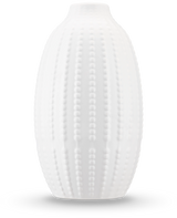 Vasen Little Flora 21 cm i benvit är en matt keramikvas med ett upphöjt, sjöborreinspirerat prickmönster - perfekt för konstgjorda blommor - mot en vanlig vit bakgrund.