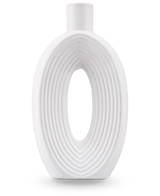 Vasen Soft Bloom 27 cm off-white är en modern keramisk vas med en oval form, koncentriska ribbor, en ihålig mitt, slät finish och en liten cylindrisk hals - perfekt för att visa konstgjorda sidenblommor.