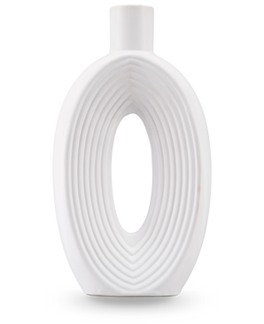 Vasen Soft Bloom 27 cm off-white är en modern keramisk vas med en oval form, koncentriska ribbor, en ihålig mitt, slät finish och en liten cylindrisk hals - perfekt för att visa konstgjorda sidenblommor.