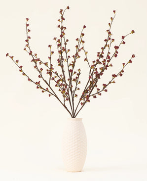 Den konstgjorda sidenblomsterbuketten Callicarpa Purple är arrangerad i en solfjäderform - perfekt för höstens utställningar eller för att visa livfulla lila sidenblommor mot en ljus bakgrund.