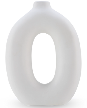 Vasen Gentle 22 cm benvit är en oval, benvit keramikvas med en ihålig mitt och en liten öppning upptill, perfekt för konstgjorda blommor. Denna snygga keramiska vas står upprätt mot en enkel bakgrund.