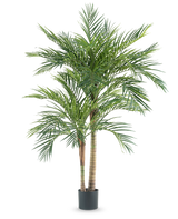 Den konstgjorda växten Areca 180 cm är en hög konstgjord palm med flera smala stammar och långa gröna blad, i en enkel svart kruka mot vit bakgrund.