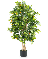 The Artificial Orange Tree 120 cm deluxe är ett högt konstgjort apelsinträd med gröna blad och små orange frukter i en svart kruka, mot en vanlig vit bakgrund.