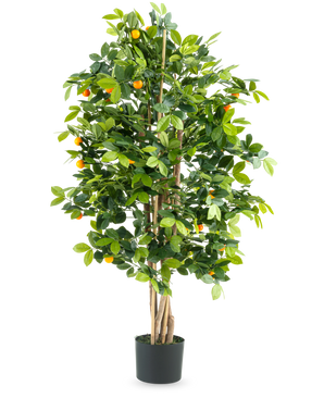 The Artificial Orange Tree 120 cm deluxe är ett högt konstgjort apelsinträd med gröna blad och små orange frukter i en svart kruka, mot en vanlig vit bakgrund.