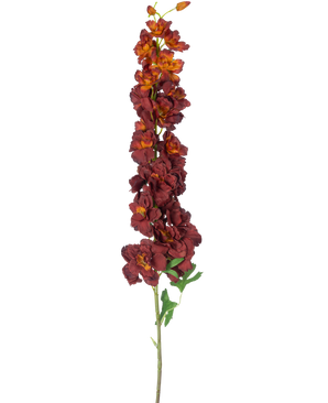 Den konstgjorda blomman Delphinium 105 cm bordeaux har en lång, enkel stjälk med flera mörkröda och orange konstgjorda blommor och gröna blad, isolerade på en vit bakgrund.