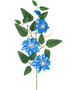 Den konstgjorda blomklematisen stor 81 cm blå har en stjälk med flera gröna blad och fyra klarblå klematisblommor, var och en med ett vitt hjärta och spetsiga kronblad, mot en vit bakgrund.