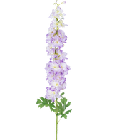 Den konstgjorda blomman Delphinium 105 cm lila har en enda lång stjälk av ljuslila konstgjorda blommor med gröna blad, avbildade mot en vanlig vit bakgrund.