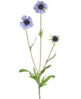 Den konstgjorda blomman Scabiosa 63 cm blå har en enda grön stjälk med tre grenar, var och en krönt med en ljuslila-blå, tusensköna-liknande blomma och mörka, långsträckta gröna blad i mitten, allt mot en vanlig vit bakgrund.