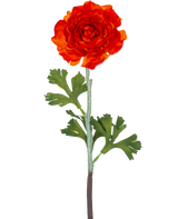 Den konstgjorda blomman Ranunculus 51 cm mörkorange har en levande mörkorange konstgjord ranunculusblomma med skiktade kronblad och gröna, flikiga blad på en lång stjälk, mot en vanlig vit bakgrund.