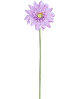 Artificiell blomma mini Gerbera 47 cm lila har en enda ljuslila prästkrage-liknande blomma med skiktade kronblad och en gul mitt på en lång, smal grön stjälk, perfekt att visa mot en vit bakgrund.