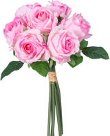 En konstgjord rosbukett med 7 stycken Real Touch rosa rosor (30 cm) med gröna blad, sammanbundna med garn och fotograferade mot en vit bakgrund.