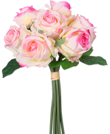 Den konstgjorda rosenbuketten 7 rosor Real Touch Cream/Pink 30 cm har sju krämfärgade och rosa konstgjorda rosor med gröna blad och långa stjälkar, knutna med ett brunt band och avbildade mot en vit bakgrund.