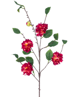 Den konstgjorda blomman Japanese Camellia 95 cm Wine Red har en brun gren med gröna blad, klasar av livfulla vinröda och gula blommor och en liten sluten knopp, allt mot en vit bakgrund.