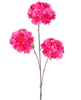 Den konstgjorda grenen Körsbärsblommor 85 cm rosa har en enda stjälk med tre knippen ljusrosa konstgjorda körsbärsblommor och gröna blad på smala bruna grenar, isolerade på en vit bakgrund.