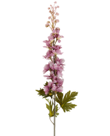 En enda stjälk av artificiell blomma Delphinium 79 cm lila med flera lila-tonade rosa och lila blommor som blommar uppåt, accentuerade av gröna blad, avbildad mot en vit bakgrund.