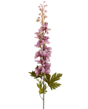 En enda stjälk av artificiell blomma Delphinium 79 cm lila med flera lila-tonade rosa och lila blommor som blommar uppåt, accentuerade av gröna blad, avbildad mot en vit bakgrund.
