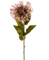 Artificiell blomma Protea 65 cm lila är en enda konstgjord blomma i form av en protea, med en rund klase av lila, spetsiga kronblad, gröna blad och en lång stjälk, avbildad mot en vanlig vit bakgrund.