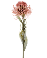 Konstgjord blomma Protea 60 cm gammal rosa med spetsiga rosa kronblad och gröna blad på en lång stjälk, visad mot en vanlig vit bakgrund.