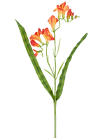 En enda stjälk av artificiell blomma Freesia 56 cm orange, med långa, smala gröna blad och flera orangea fresiablommor i blom i toppen, avbildad mot en vit bakgrund.