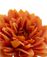 Närbild av den konstgjorda blomman Dahlia Real Touch orange 54 cm, en orange konstgjord blomma med skiktade kronblad, avbildad mot en vit bakgrund.