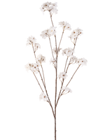 Krämen Artificiell Blomma Körsbärsblommor 130 cm har en enda brun stjälk som förgrenar sig i flera tunna stjälkar, var och en dekorerad med klasar av små, delikata gräddfärgade körsbärsblommor mot en vanlig vit bakgrund.