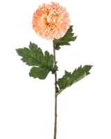 Den konstgjorda blomma Dahlia 75 cm persika har en persikofärgad dahlia med skiktade kronblad och tre knippen av tandade gröna blad på en lång stjälk, avbildad mot en vit bakgrund.