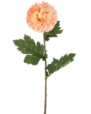 Den konstgjorda blomma Dahlia 75 cm persika har en persikofärgad dahlia med skiktade kronblad och tre knippen av tandade gröna blad på en lång stjälk, avbildad mot en vit bakgrund.
