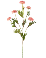 Den konstgjorda blomman Pompon Chrysanthemum 69 cm rosa har en enda stjälk med flera ljusrosa, runda pompongblommor och gröna ormbunksliknande blad mot en vit bakgrund.