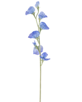 Den konstgjorda blomärtan 64 cm blå har en enda smal grön stjälk med flera fina blå blommor och gröna knoppar utspridda längs dess längd, mot en vanlig vit bakgrund.