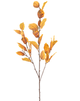 Den konstgjorda blomman citronblad 107 cm gul har en enda brun gren med klasar av gula höstlöv, isolerade på en vit bakgrund.