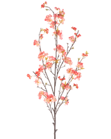 Den konstgjorda blomman körsbärsblommor 150 cm persika har en enda hög gren med flera tunna stjälkar, dekorerad med klasar av små rosa och röda blommor och några gröna blad, mot en vanlig vit bakgrund.