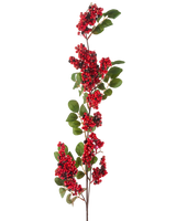 De konstgjorda blombären 104 cm röda har en enda gren med klasar av små, klarröda bär och gröna blad mot en vit bakgrund.