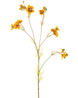 Den konstgjorda blomman Cosmos 95 cm gul har en enda hög stjälk med tunna grenar, var och en dekorerad med klasar av ljusa orange-gula blommor och ömtåliga gröna blad, mot en vanlig vit bakgrund.