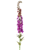 Den konstgjorda blomman Larkspur 137 cm lila har en hög grön stjälk med djupt flikiga blad och klasar av livfulla lila blommor längs toppen, mot en vit bakgrund.