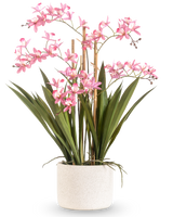 Den konstgjorda växten Mini Cymbidium Real Touch 58 cm rosa har långa gröna blad och flera rosa blomstammar, arrangerade i en strukturerad vit cylindrisk kruka, mot en vanlig vit bakgrund.