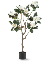 Den konstgjorda Yulania-växten 120 cm med blomma är ett konstgjort magnoliaträd i en kruka med flera grenar, stora glänsande gröna blad och flera vita blommor mot en vanlig vit bakgrund.