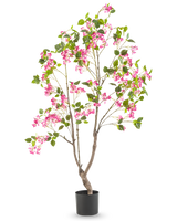 Artificiell Bougainvillea 150 cm är en hög konstgjord växt med flera grenar, gröna blad och livfulla rosa blommor i en svart kruka, mot en vanlig vit bakgrund.