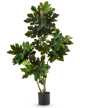 Den konstgjorda växten Ficus Carica fikonträd 150 cm är ett konstgjort fikonträd i en kruka med flera grenar, stora gröna blad och små mörklila falska fikon i en enkel svart kruka mot en vanlig vit bakgrund.