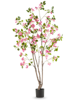 Den konstgjorda bougainvillean 180 cm är en hög konstgjord växt med flera bruna stjälkar, gröna blad och ljust rosa blommor i en svart kruka, mot en vanlig vit bakgrund.