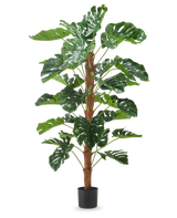 Den konstgjorda växten Monstera 150 cm är en hög konstgjord växt med stora gröna kluvna blad, utställd i en liten svart kruka på en vanlig vit bakgrund.