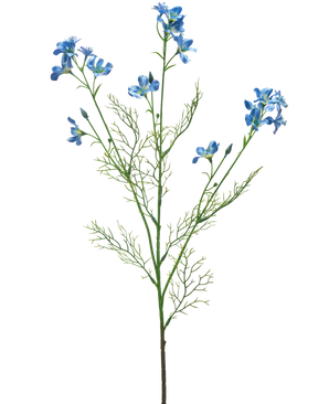 Artificiell blomma Wild Delphinium 71 cm blå har en lång, smal grön stjälk med trådiga blad och klasar av blå blommor som förgrenar sig i toppen, mot en vit bakgrund.