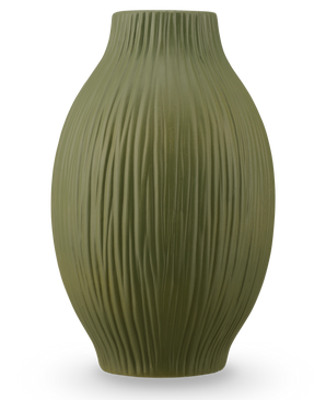 Vasen Silent Leaf 25 cm grön är en grön keramikvas med en matt finish och vertikala spår på den runda, något avsmalnande kroppen, mot en vanlig vit bakgrund.